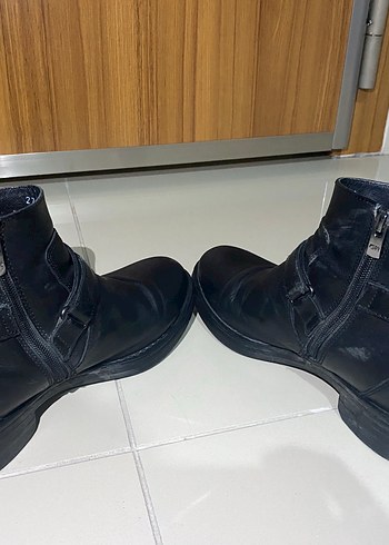 38 Beden Siyah Deri Tokalı Biker Bot