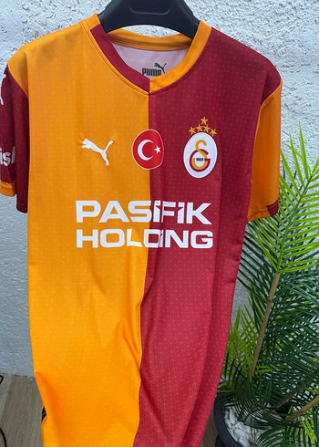 Kısa Kollu, V Yaka, Kırmızı Spor Forma bedenler var