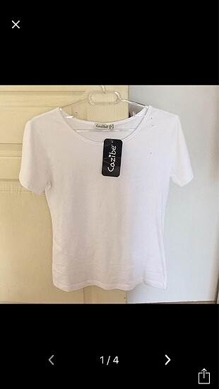 Etiketli beyaz tshirt