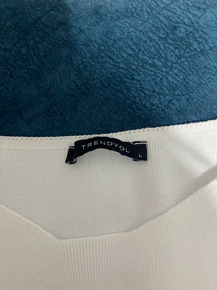 Drapeli V Yakalı Beyaz Kadın Bluz - Görsel 4