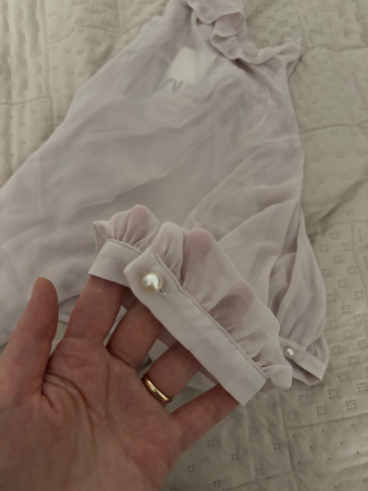 Bej Renkli V Yaka Fırfırlı Keten Gömlek - Görsel 4