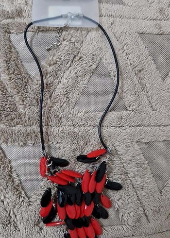 Diğer Uzun Koyu Kırmızı Siyah Boncuklu Kadın Kolye