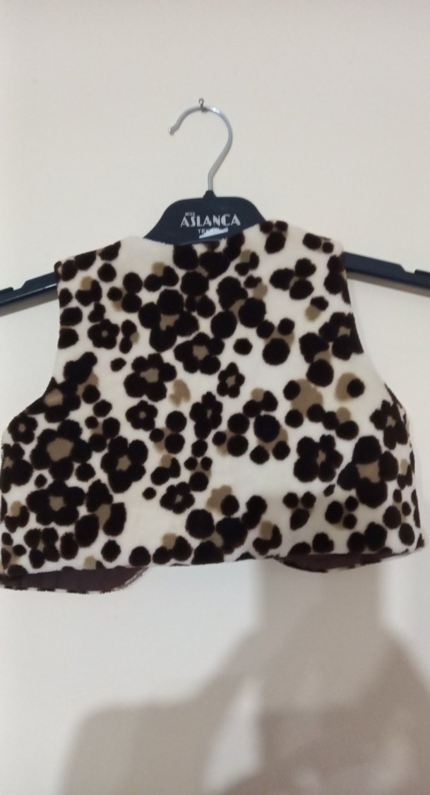 Kız Çocuk Kahverengi Desenli Kürklü Yelek - Görsel 3