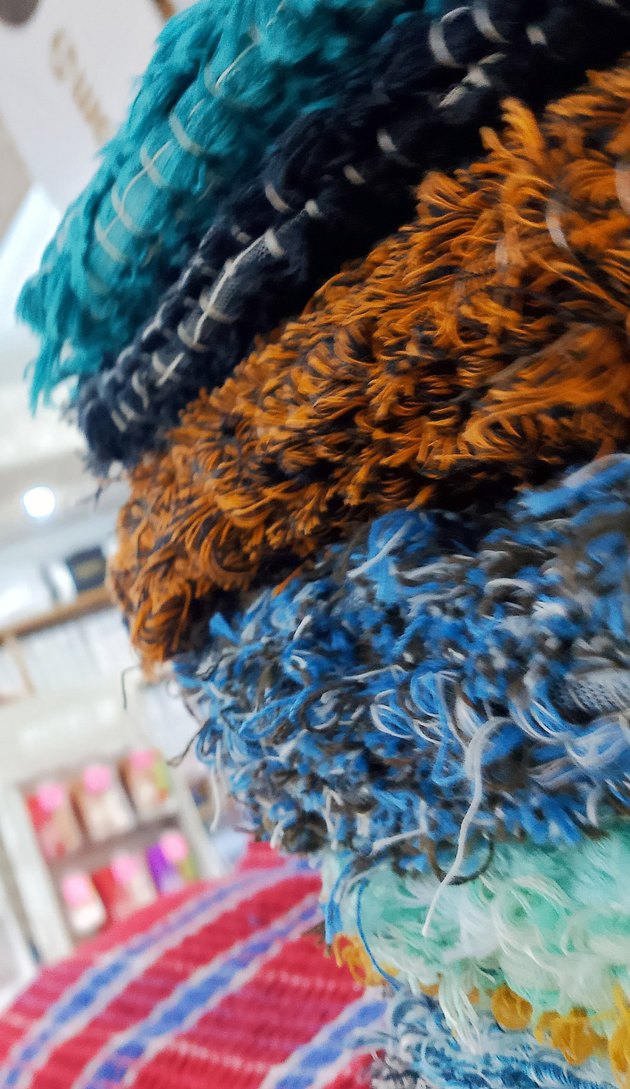 Yeni sıfır el dokumasi ipekli peluş rengarenk kilimlerimiz - Görsel 3