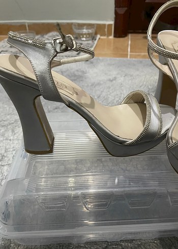 38 Beden beyaz Renk Gri Yılan Desenli Kadın Stiletto Sandalet