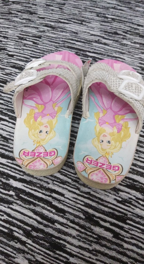 Kızlar için Beyaz Tokalı Renkli Desenli Terlik - Görsel 2