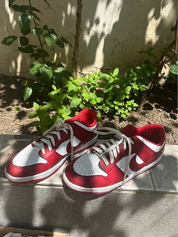 Kırmızı beyaz Nike ayakkabı