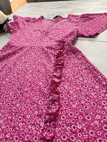 Pembe kruvaze yaka çiçekli kısa kollu elbise - Görsel 2