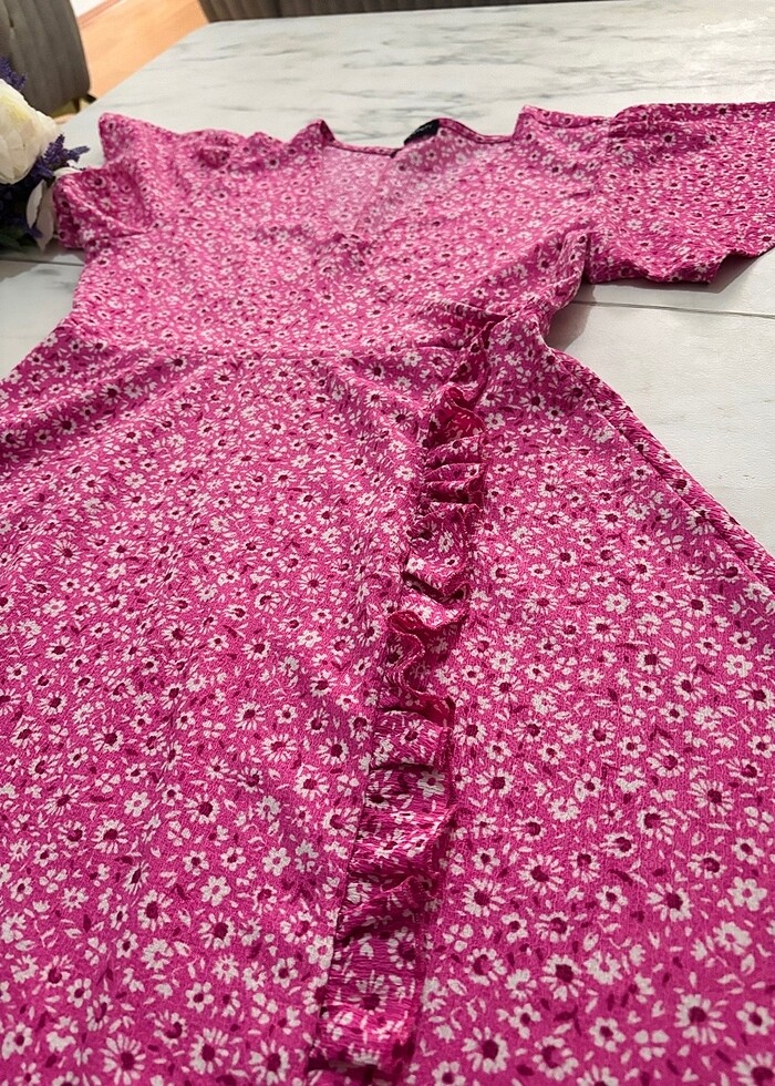 Pembe kruvaze yaka çiçekli kısa kollu elbise - Görsel 2