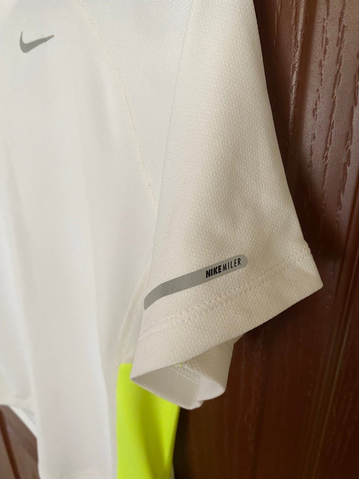 Nike Beyaz Neon Detaylı Spor Erkek Tişörtü - Görsel 3