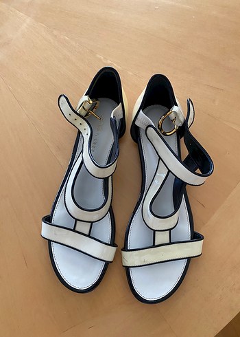 Beyaz Tokalı Dolgu Topuklu Kadın Sandalet - Görsel 2