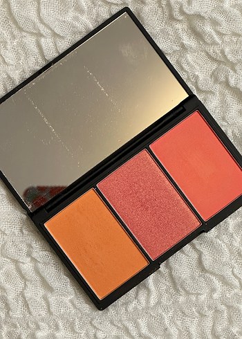 Sleek Siyah Parlak Allık Paleti - Görsel 3