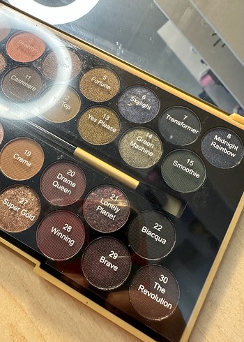 Makeup Revolution Altın Parlak Far Paleti - Görsel 6