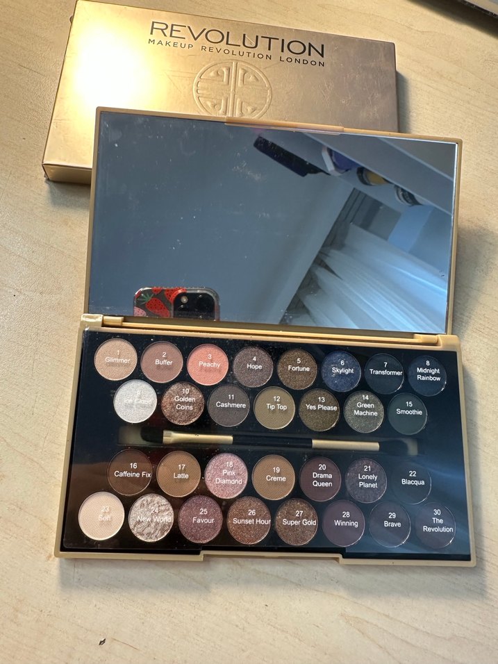 Makeup Revolution Altın Parlak Far Paleti - Görsel 3