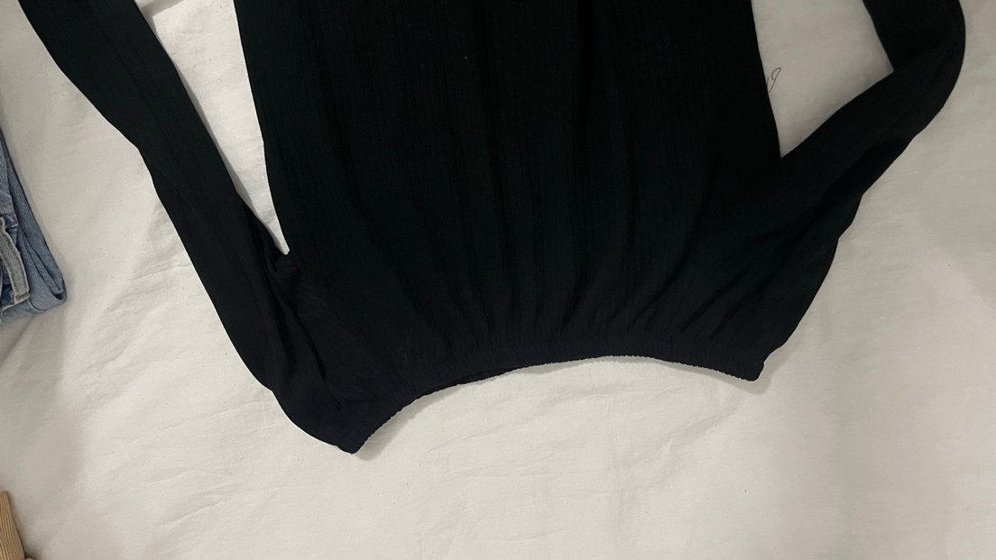 Siyah Uzun Kollu Göğüs Yaka Bluz - Görsel 2