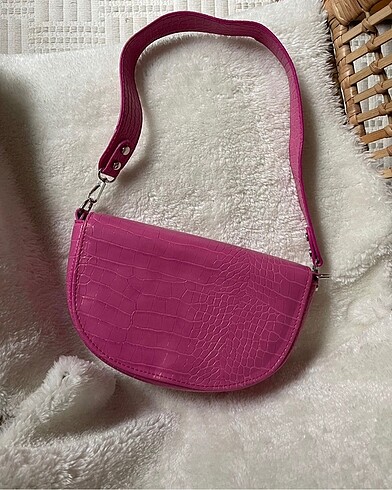 Pembe çanta