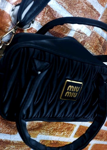 Miu Miu Siyah Deri Fermuarlı Kadın Çanta