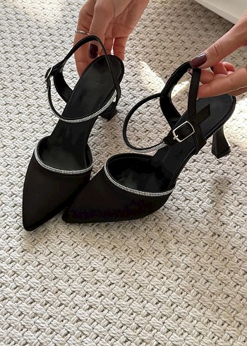 Siyah Yılan Desenli Tokalı Stiletto