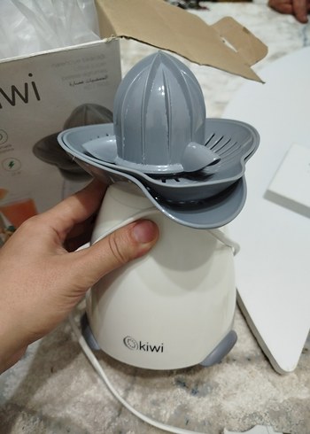 Beyaz ve gri elektrikli meyve sıkacağı Kiwi