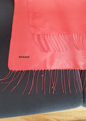 Kırmızı Püsküllü Karaca Şal