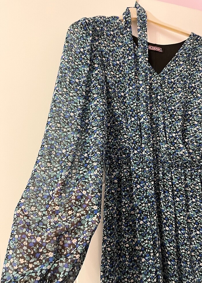 Mavi desenli elbise dize kadar - Görsel 4