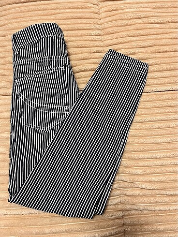 Siyah beyaz desenli kot pantalon