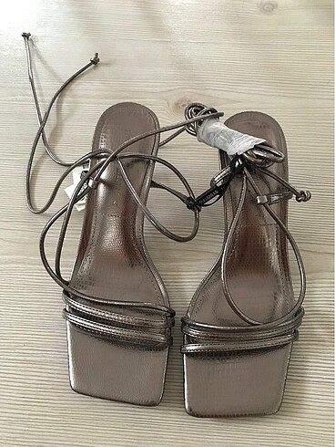 37 Beden Pull and Bear sandalet