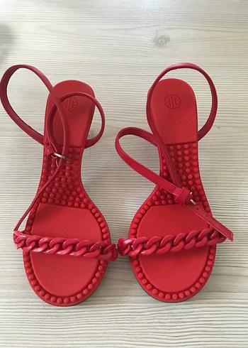 Kırmızı Zincir Detaylı Stiletto Topuklu Sandalet