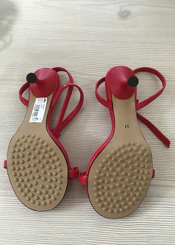 Elle Kırmızı Zincir Detaylı Stiletto Topuklu Sandalet