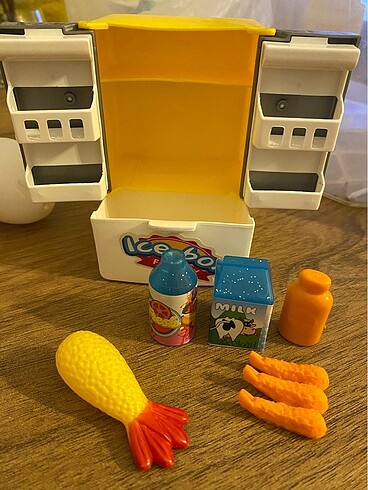 Buzdolabı mini eşyaları ve sebze-meyve