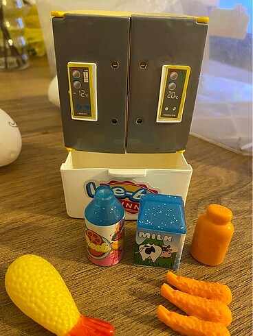 Buzdolabı mini eşyaları ve sebze-meyve