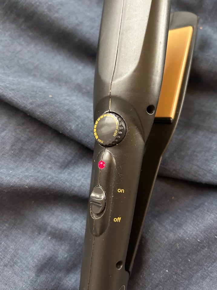 Altın ve Gri Renkli Saç Düzleştirici - Görsel 3