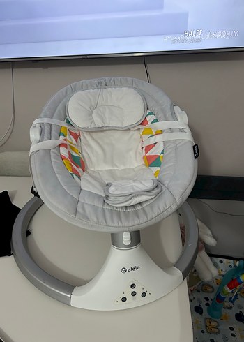 Gri Beyaz Bebek Beşiği ve Sallanan Sandalye