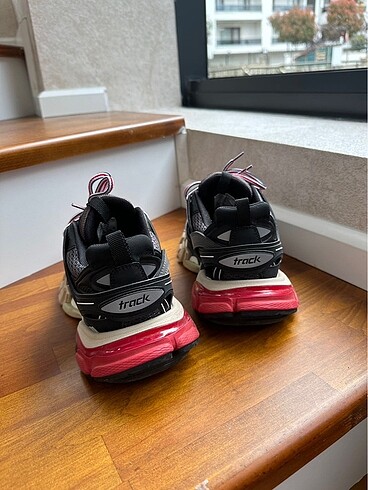 37 Beden Balenciaga Track