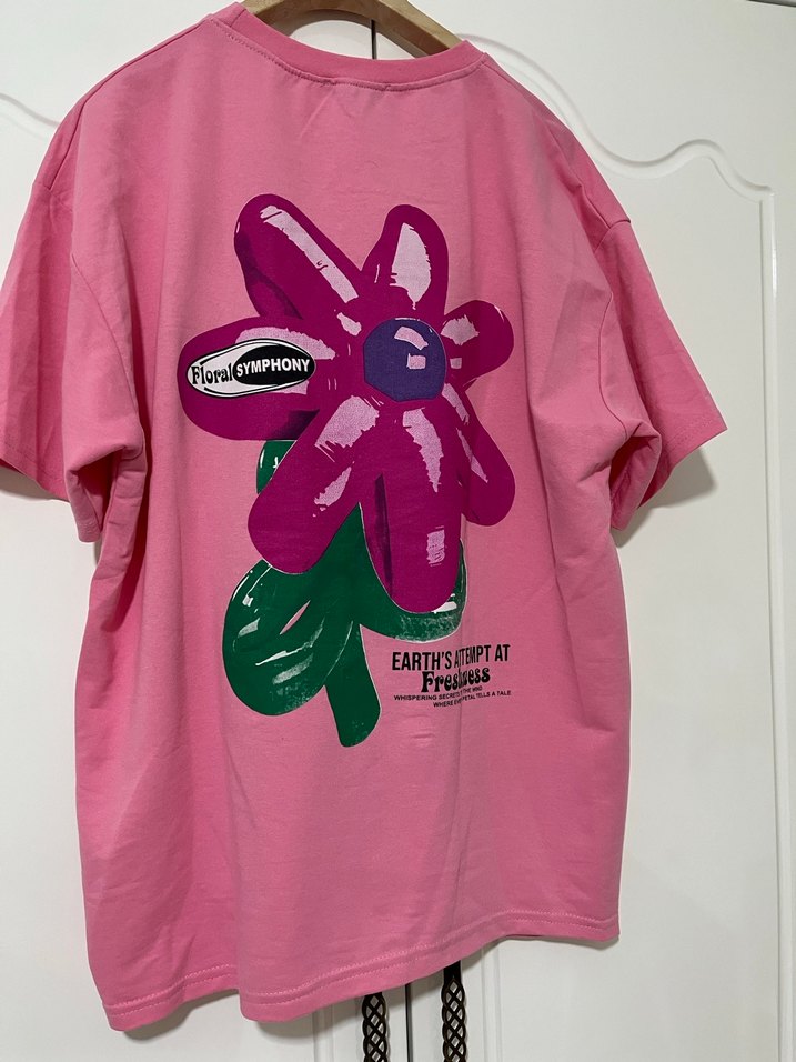 Pembe Çiçek Baskılı Tişört - Görsel 3