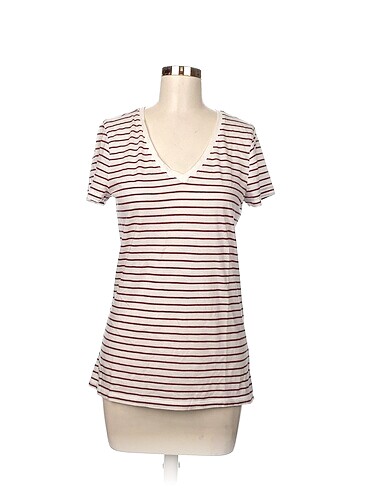 Gap T-shirt %70 İndirimli.