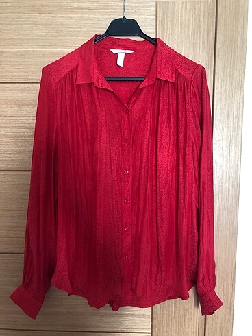 H&M kırmızı jakarlı saten gömlek