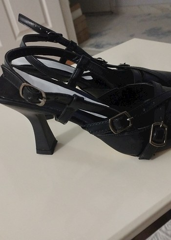 Zara Siyah Tokalı Gotik İnce Topuklu Kadın Ayakkabı