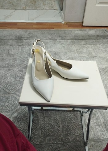 Beyaz Tokalı Stiletto Topuklu Kadın Ayakkabı - Görsel 2