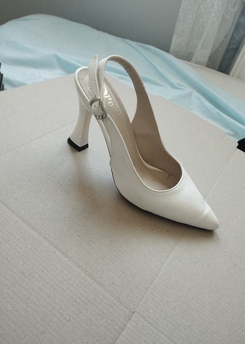 Beyaz Tokalı Stiletto Topuklu Kadın Ayakkabı