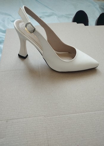 Beyaz Tokalı Stiletto Gelinlik Ayakkabısı