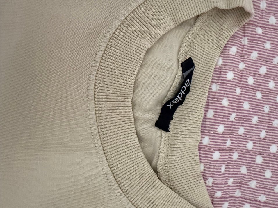 Bej V Yakalı Kısa Kollu Tişörtü - Görsel 2