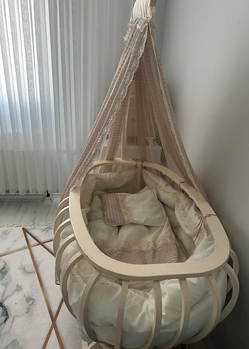 Beyaz Pastel Beşik ve Yorganları.