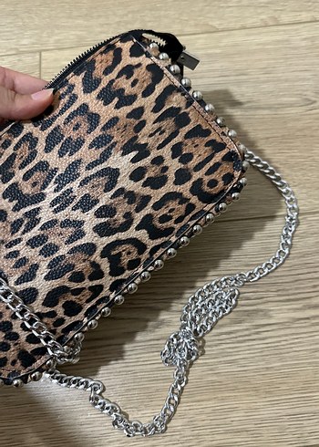 Beden Zincir Detaylı Leopar Desenli Deri Çapraz Çanta