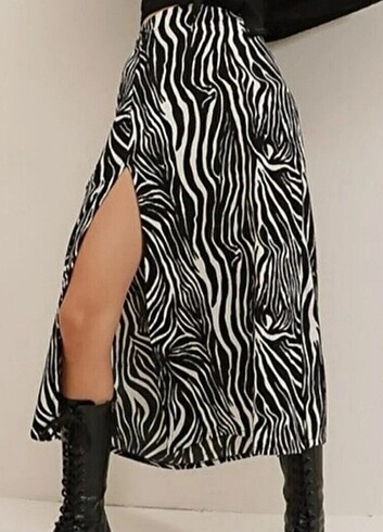 Siyah zebra yırtmaçlı midi boy etek