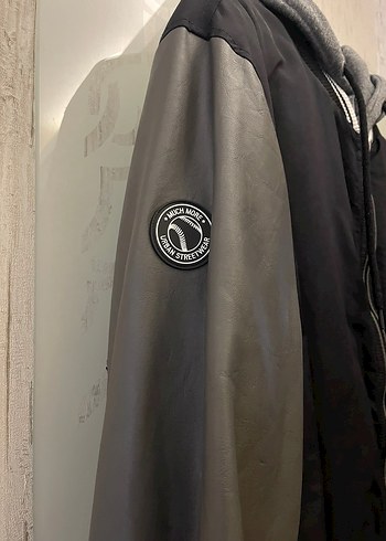 Amerikadan Alınma Siyah Gri Kapüşonlu Spor KOLEJ Mont - Görsel 4