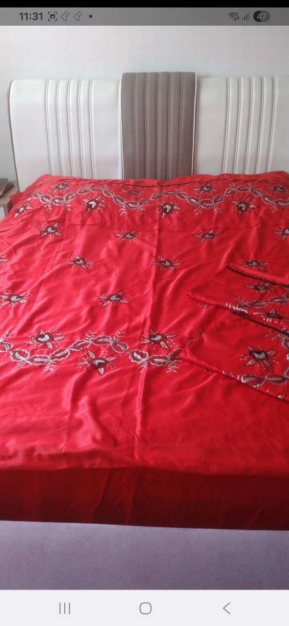 Nakışlı Parlak Kırmızı Yatak Örtüsü - Görsel 5