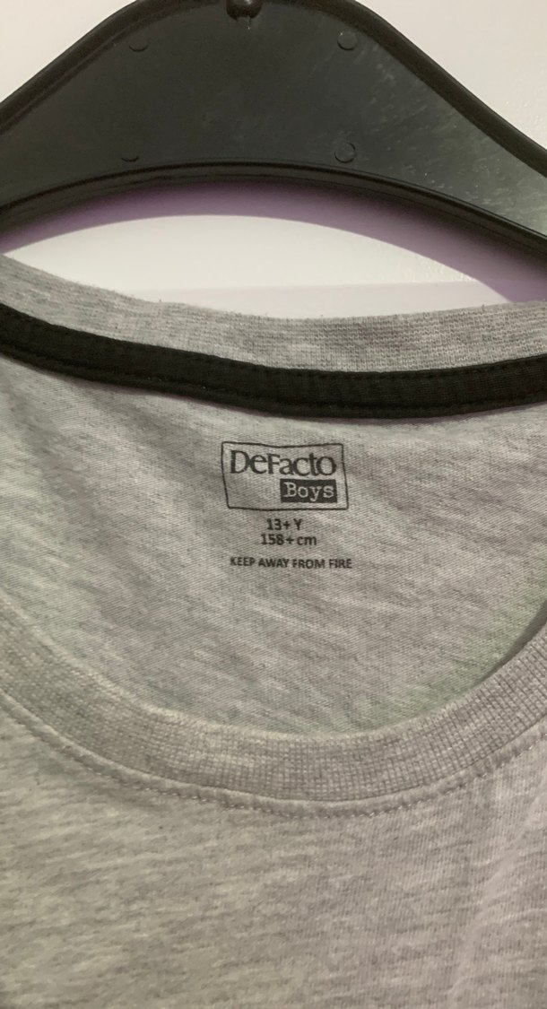 Gri Erkek Çocuk Kolsuz Baskılı Tişört renkli pullu - Görsel 4