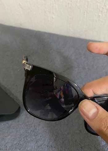 Siyah Kemer Detaylı Klasik Kadın Güneş Gözlüğü - Görsel 3