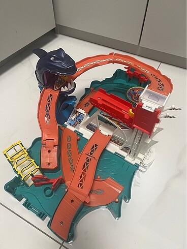 Hotwheels parkur oyuncak